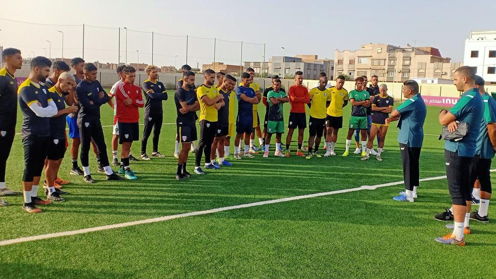 لاعبو اتحاد الخميسات يُشرّدون في الشارع ويغادرون منازلهم بسبب تماطل مكتب النادي في دفع مستحقاتهم!