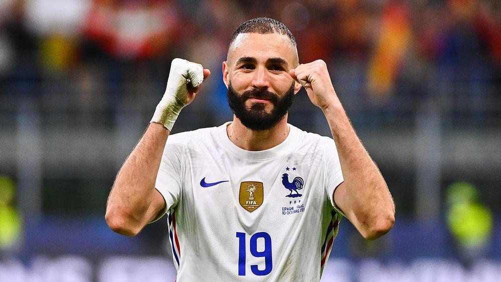 ريال مدريد يهنئ المنتخب الفرنسي ويطلب منح "الكرة الذهبية" لبنزيما