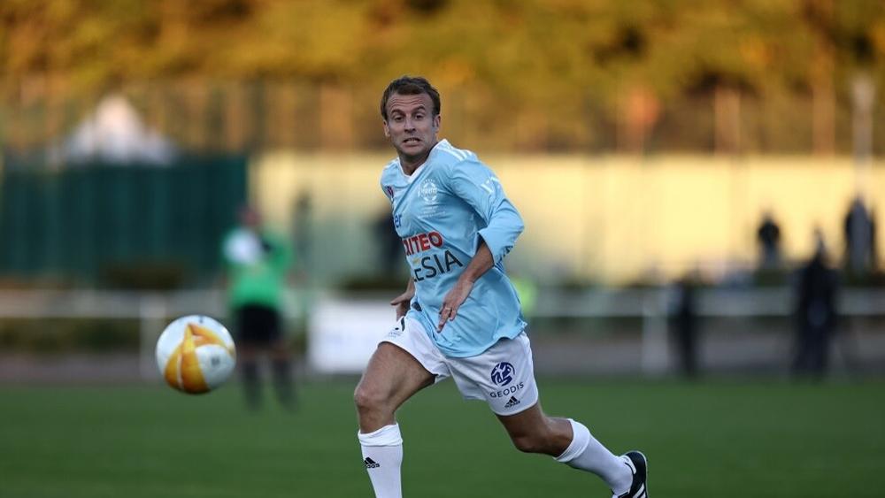 بالفيديو/ الرئيس الفرنسي "ماكرون" يسجل ركلة جزاء في مباراة خيرية عرفت حضور مشاهير أبرزهم المدرب "فينغر"