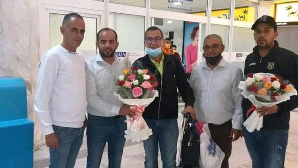 رئيس اتحاد بن قردان التونسي يستقبل بعثة نهضة بركان بالورود في مطار المنستير الدولي