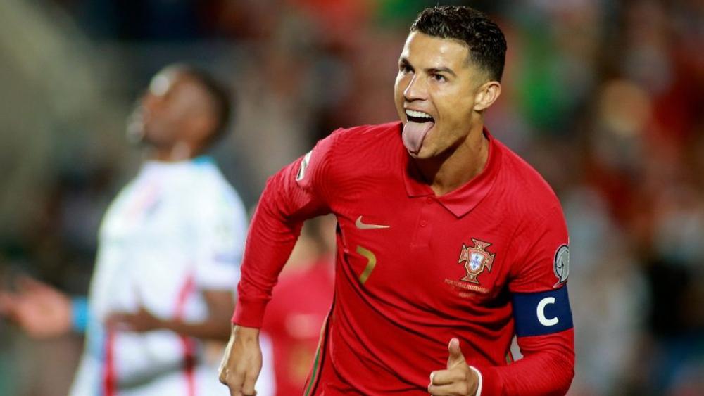 كريستيانو رونالدو يُتوج بأول جائزة من نوعها لسفراء الدوري البرتغالي