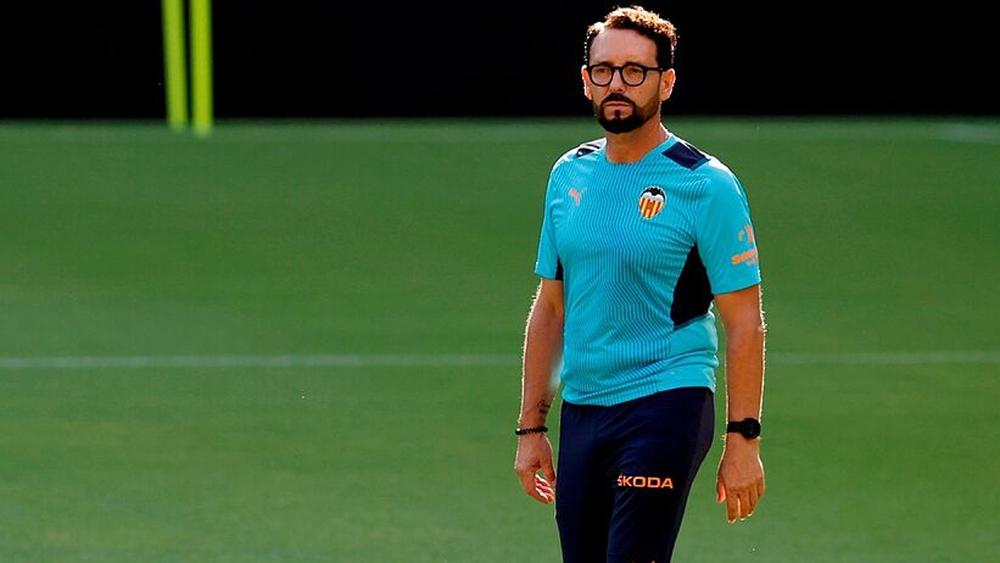 مدرب فالنسيا: "أُرشح برشلونة للمنافسة على الليغا"