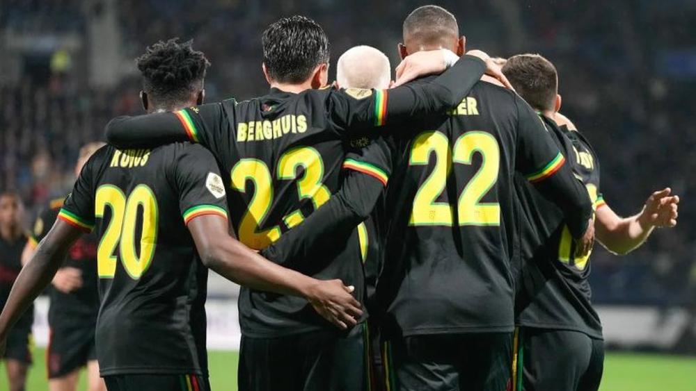 أياكس يستعيد توازنه في الدوري الهولندي بانتصاره على هيرنفين بثنائية نظيفة