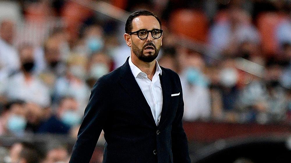 مدرب فالنسيا: "نحن غاضبون لأن ركلة جزاء برشلونة غير صحيحة.. لا أفهم الغاية من تواجد الـ'VAR'"