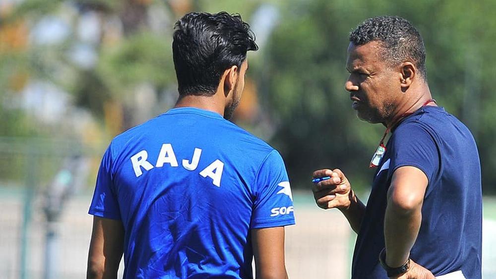 الشابي تأخر عن رحلة الرجاء لمراكش بنصف ساعة وأعمدة الفريق عاتبوه وطالبوه بالانضباط