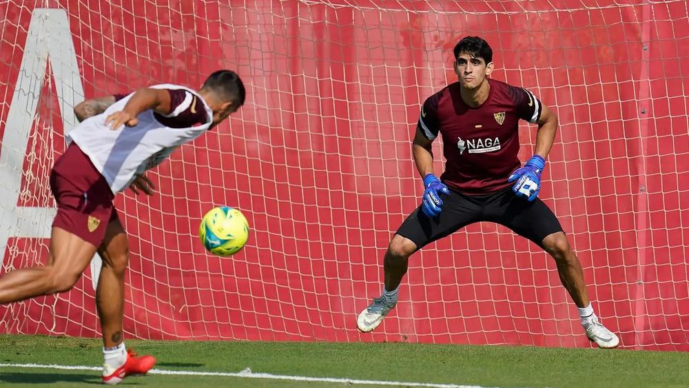 بونو والحدادي يرافقان إشبيلية إلى فرنسا لمواجهة ليل في دوري الأبطال والنصيري يواصل غيابه عن قائمة الفريق