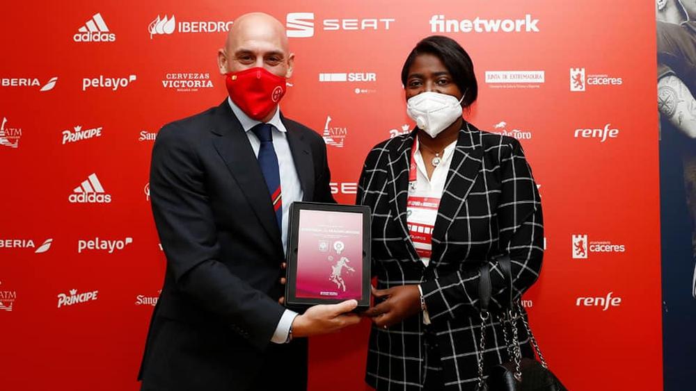 الاتحاد الإسباني لكرة القدم يكرم رئيسة العصبة الوطنية النسوية