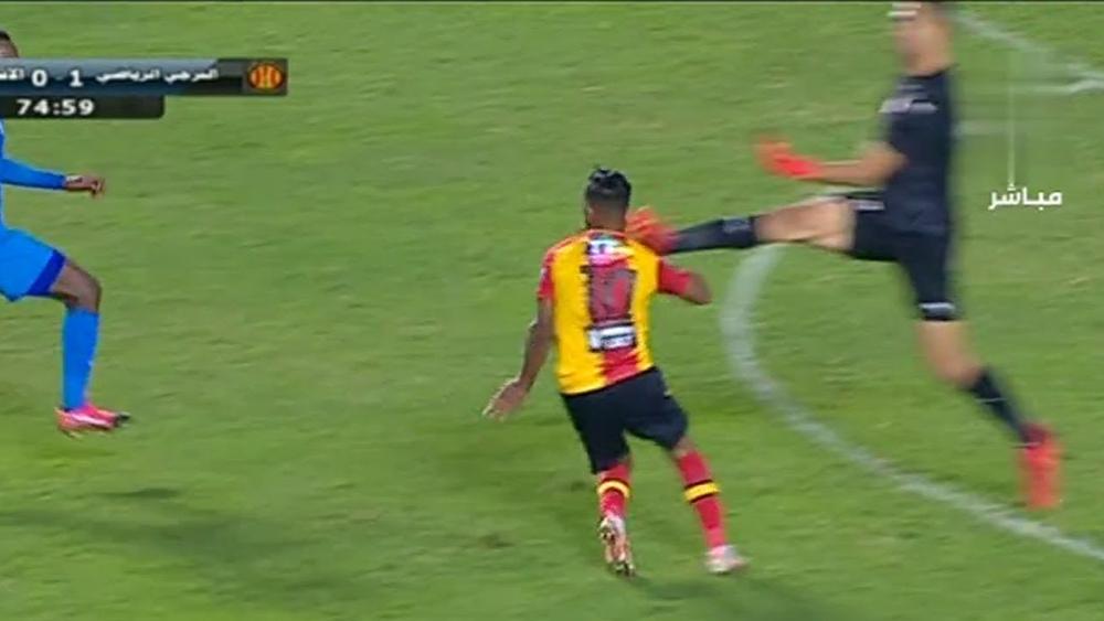 تدخل "مرعب" كاد يتسبب في إصابة "خطيرة" لحمدو الهوني ولاعب الترجي يطمئن الجماهير