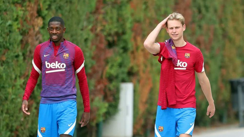 برشلونة يعلن إصابة دي يونغ في الفخذ وديمبيلي يعود للتداريب الجماعية بعد "غياب طويل"