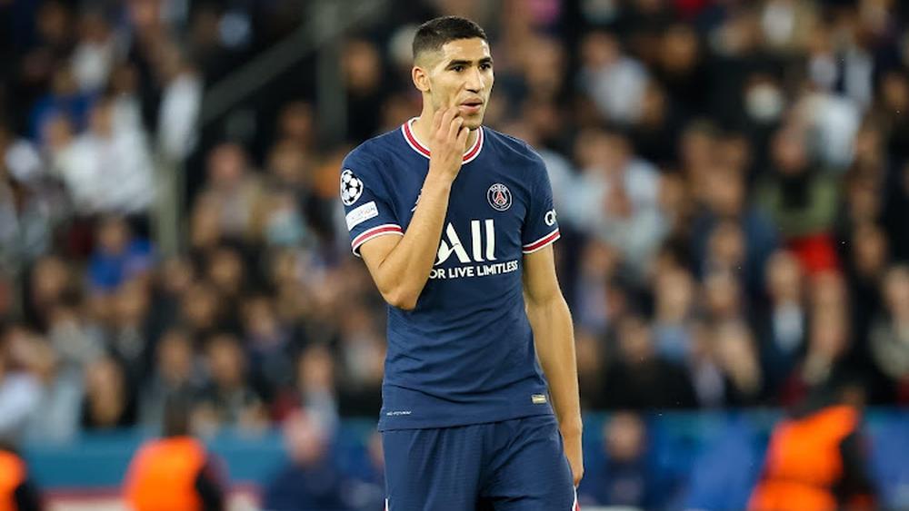 إعلامي فرنسي يَشُنّ هجوماً "شنيعاً" على حكيمي: "أشرف اعتاد الحياة الباريسية.. سيغرق إذا لم يتمالك نفسه"