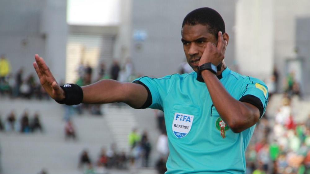 الحكم المغربي سمير الكزاز يقود مباراة بوركينا فاسو والنيجر بمراكش في "تصفيات المونديال"