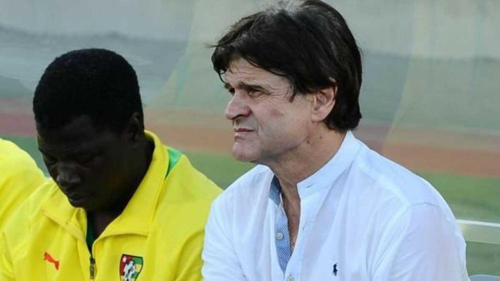 خصم المغرب في تصفيات المونديال.. المنتخب الغيني يُقرّر فك ارتباطه بمدربه الفرنسي ديدييه سيكس