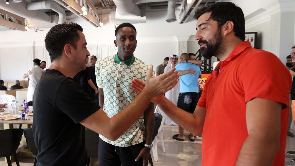 بالصور | تشافي يودع نجوم السد القطري قبل السفر إلى برشلونة