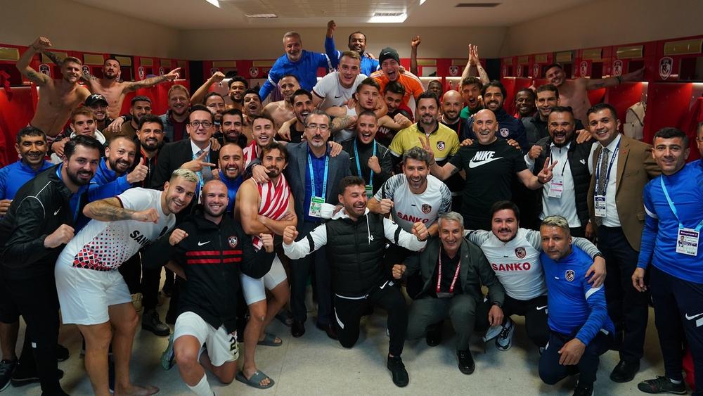 واقعة غريبة في تركيا.. حكم "مرتبك" يُعيد اللاعبين من المستودعات لإكمال المباراة بعد أن أخطأ في إنهائها!