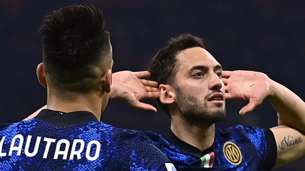 ردًّا منه على صافرات الاستهجان.. تشالهان أوغلو يسجل في شباك ميلان ويحتفل أمام الـ"كورفا سود"