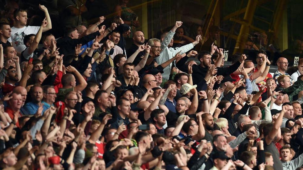 أندية إنجليزية تستعد لعودة "الوقوف الآمن" في المدرجات