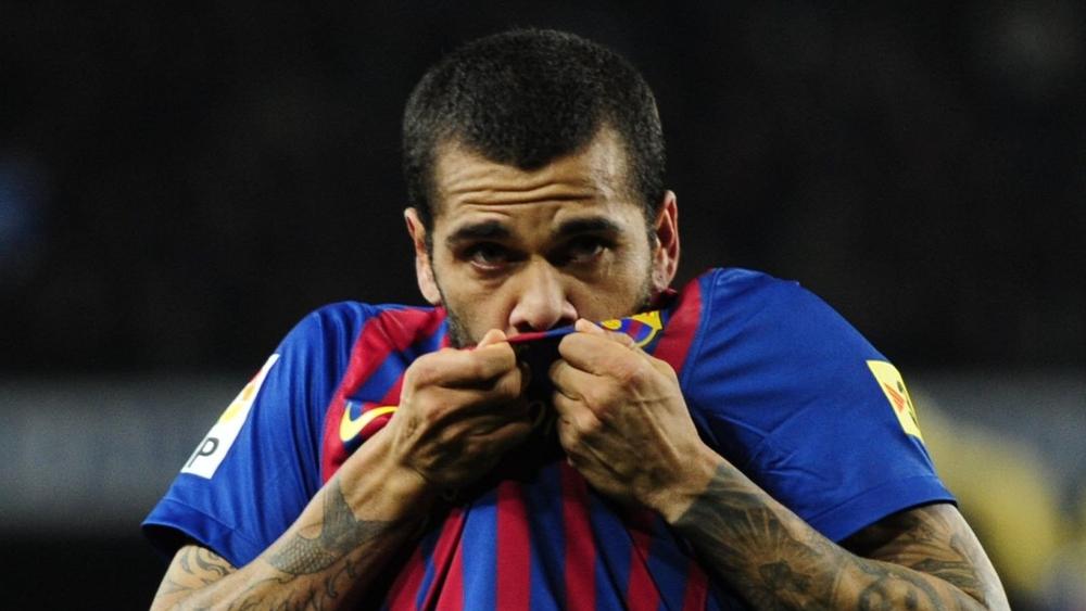 تشافي يوافق على "عودة" داني ألفيس (38 عامًا) إلى برشلونة وإدارة النادي تتحرك لإتمام "الصفقة المجانية"