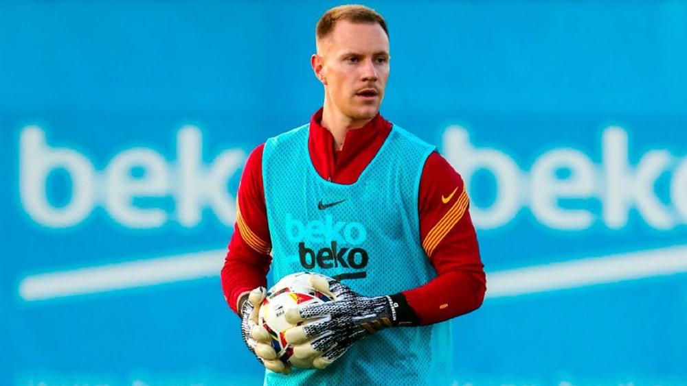 تير شتيجن يعود إلى تدريبات برشلونة ويُلقي التحية على تشافي وداني ألفيس