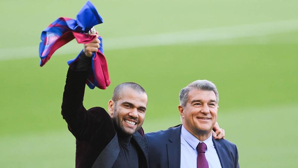 Dani Alves chaleureusement accueilli au Camp Nou