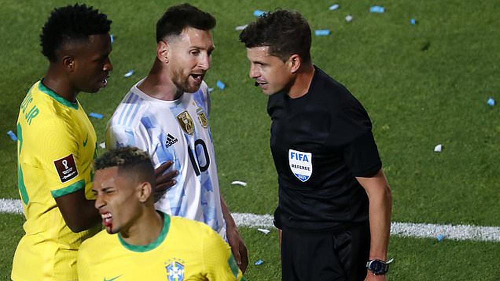 إيقاف حكم مباراة الأرجنتين والبرازيل "لأجل غير مسمى"