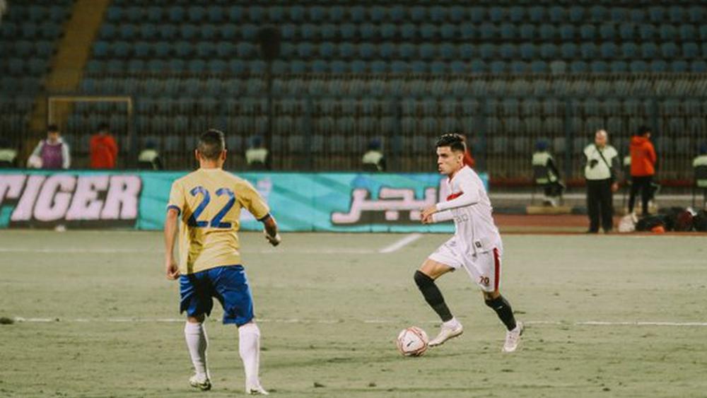 بنشرقي يتعرض لالتواء في القدم ويُغادر مباراة الزمالك والإسماعيلي مُصاباً