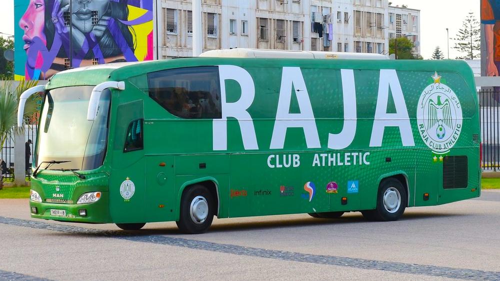 لاعب رجاوي مهدد بغرامة مالية بسبب انطلاق الحافلة بدونه جراء تأخره قبل التوجه صوب برشيد!
