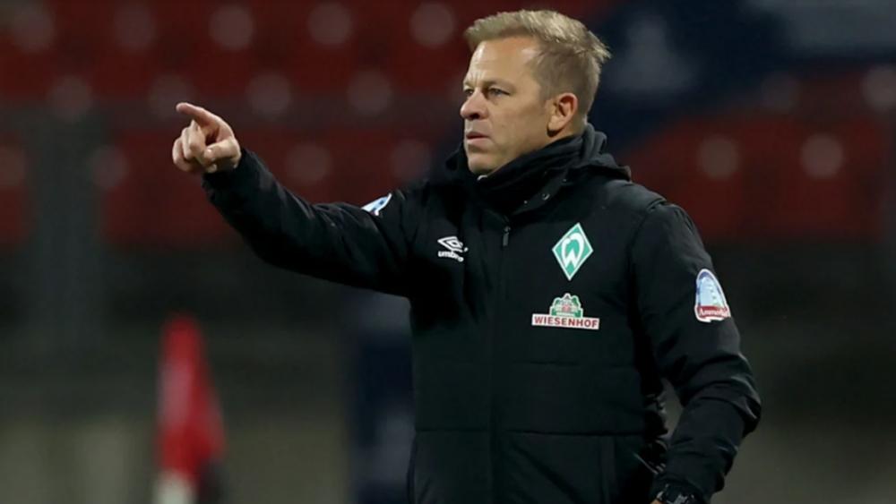 تزوير شهادة تطعيم كورونا تكلف مُدرب بريمن الألماني منصبه