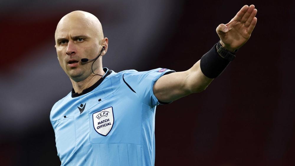 الـ"يويفا" يختار حكمًا روسيًا لإدارة مباراة برشلونة وبنفيكا في دوري الأبطال