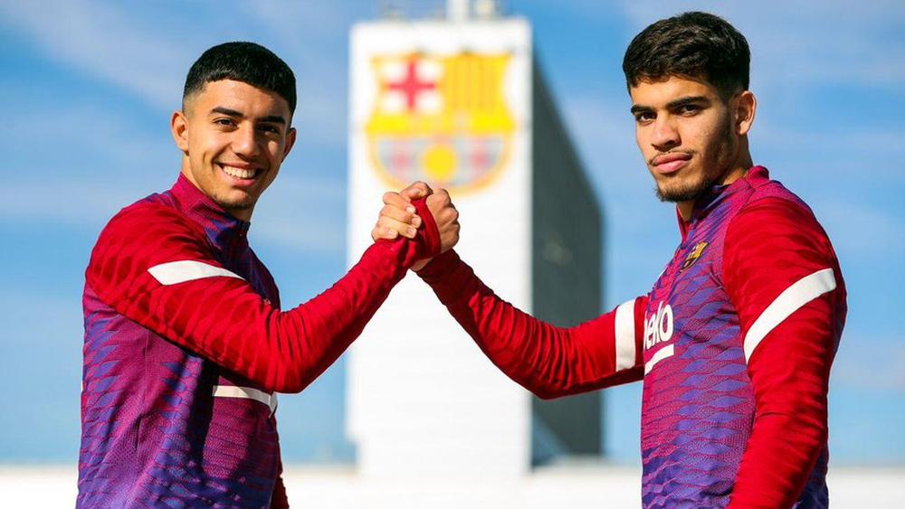 حساب برشلونة على "تويتر": "عبد الصمد وإلياس.. موهبتان جديدتان بلمسة مغربية"