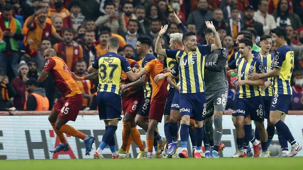 بالفيديو/ "هدف قاتل" 90+4' يمنح الفوز لفنربخشة على غلطة سراي في "ديربي إسطنبول" واللقاء ينتهي باشتباك بين اللاعبين!