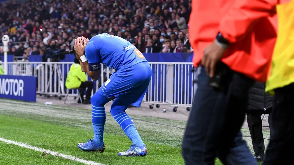 وزير الداخلية الفرنسي يهدد بمنع الجماهير من دخول الملاعب