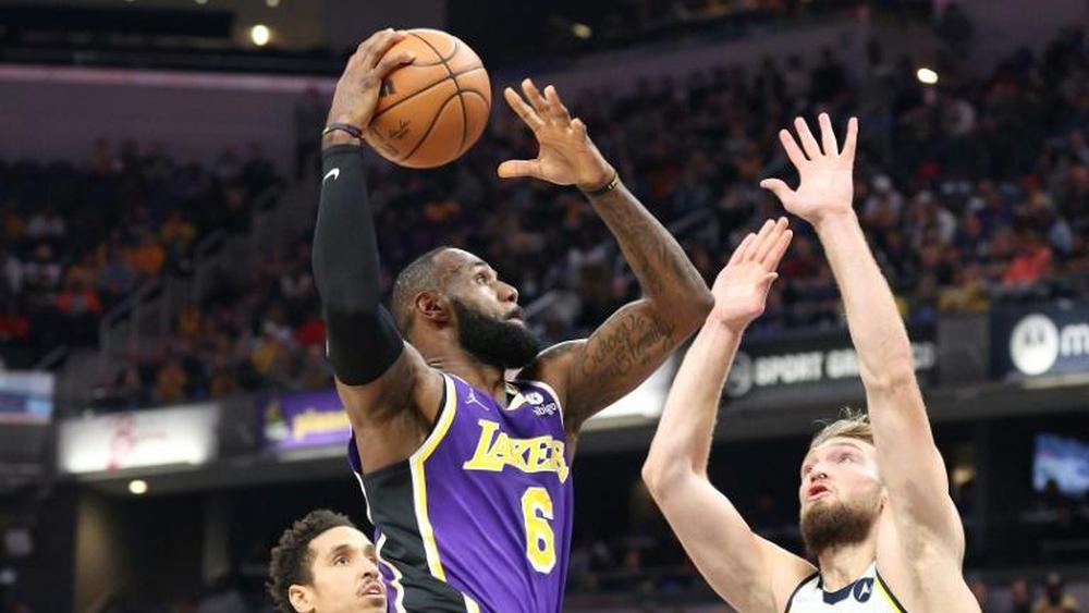 NBA: James porte les Lakers pour son retour, Golden State et Phoenix enchaînent