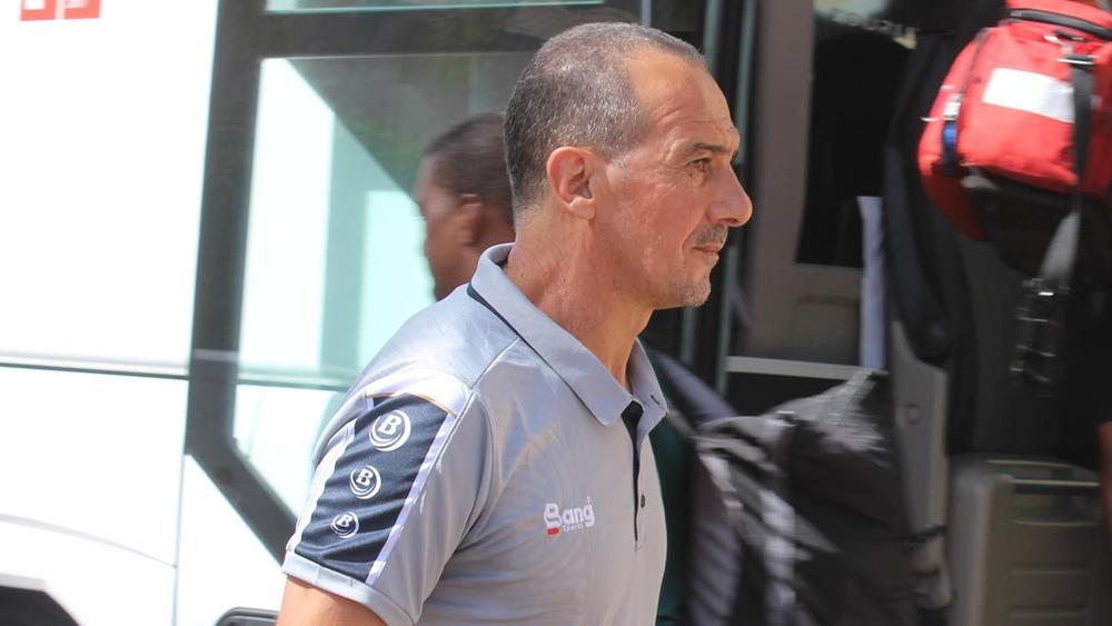 رسميا/ مولودية وجدة يُقيل مدربه الجزائري نبيل نغيز