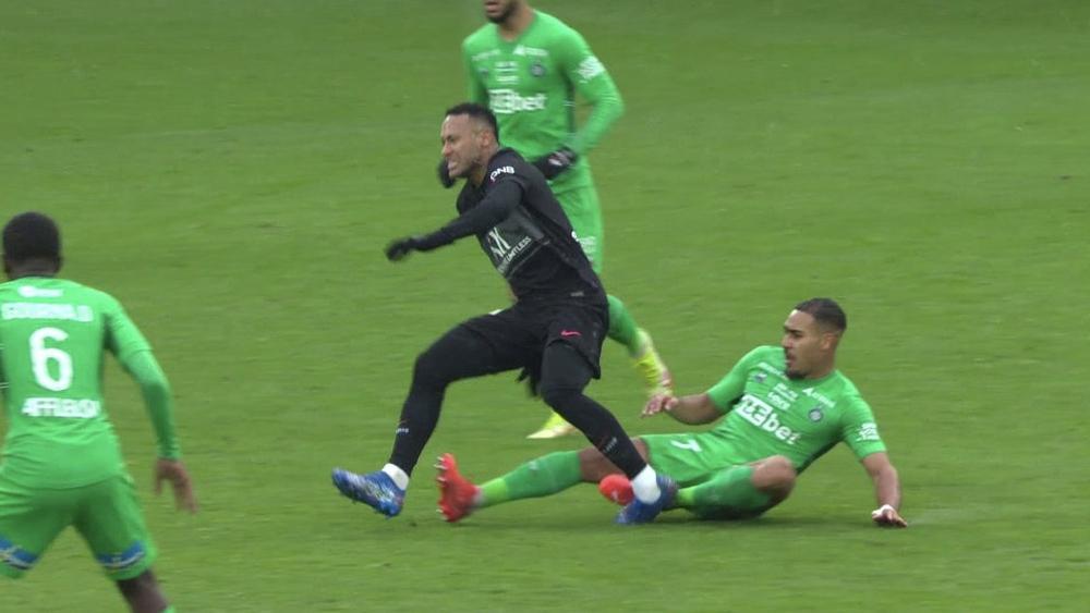 نيمار يغادر مواجهة سان جيرمان وسانت إيتيان "ذارفا الدموع" بعد تعرضه لالتواء "قوي" على مستوى الكاحل