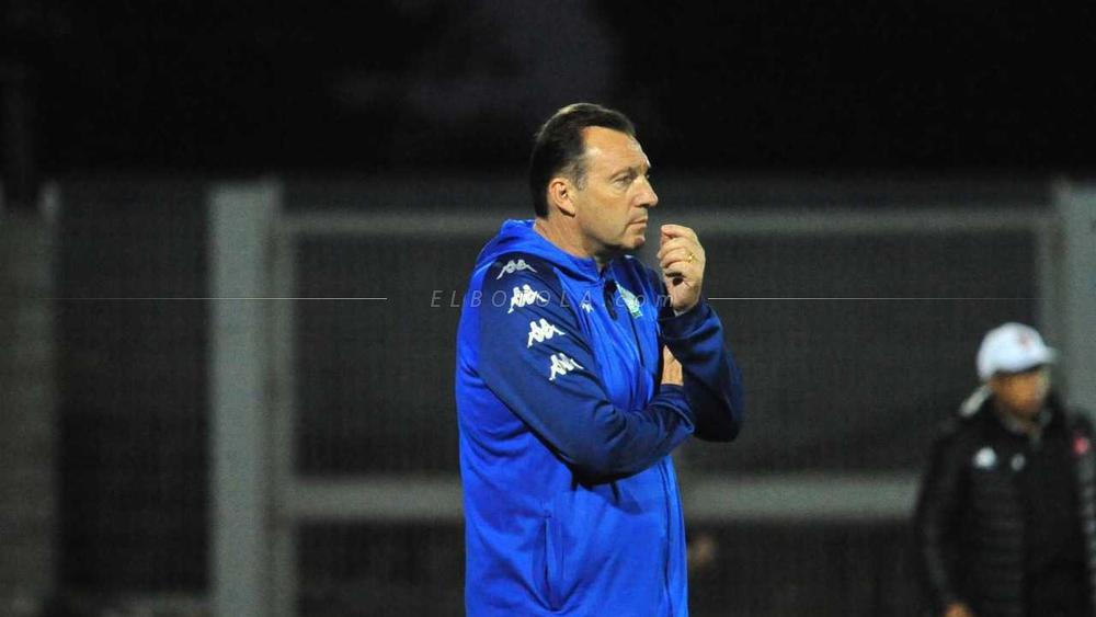 خاص/ فيلموتس يُقنع مهاجم كونغولي بفكرة الانضمام إلى الرجاء ويُبلغ إدارة النادي بضرورة انتدابه