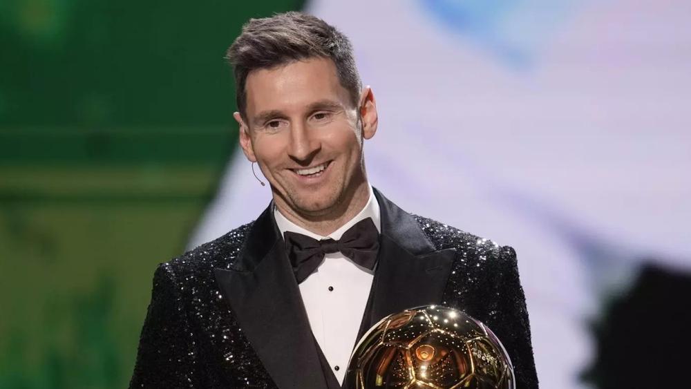 بيليه: "تتويج ميسي بالكرة الذهبية تكريم عادل لموهبة فريدة"