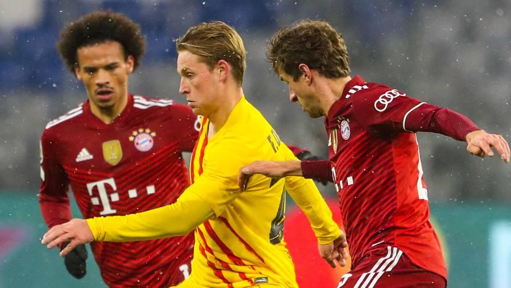 لاعب هولندي سابق: "دي يونغ يلعب وكأنه يحمل 50 كلغ من البطاطس على ظهره"!