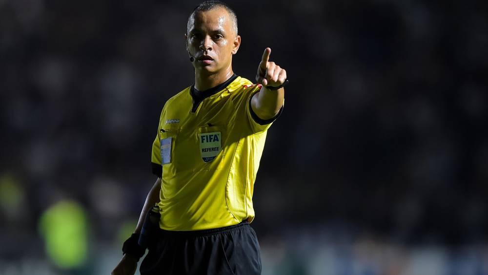 الحكم البرازيلي "فيلتون سامبايو" يقود "ديربي" المغرب والجزائر في كأس العرب