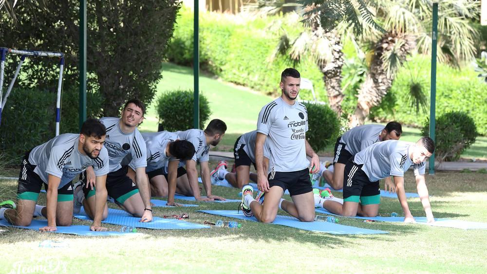 قبل ساعات من ملاقاة المنتخب الوطني المغربي.. لاعبو الجزائر يُجرون حصة تدريبية خفيفة بمقر إقامتهم