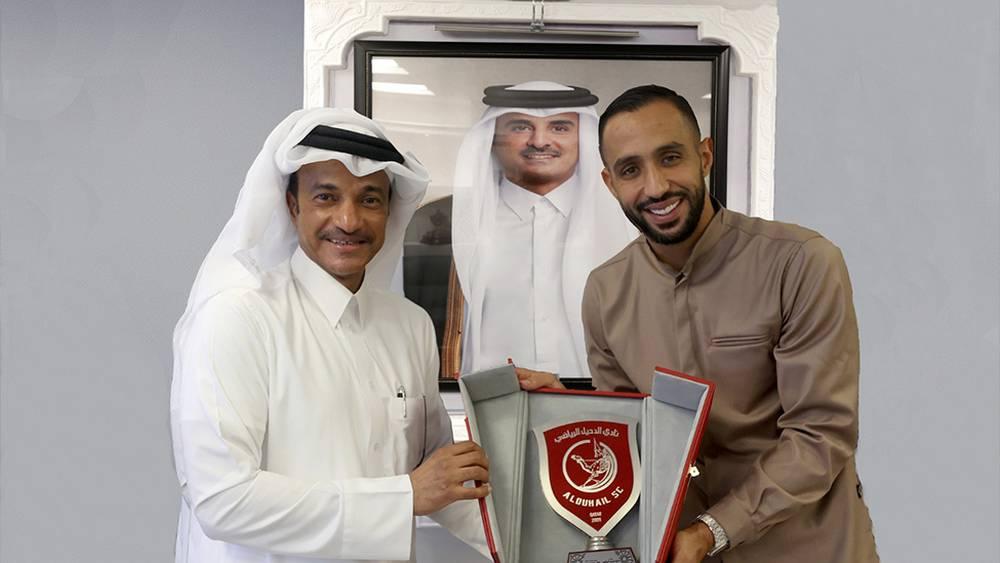 الدحيل القطري يستقبل بنعطية ويُهديه تذكاراً تكريما له بعد اعتزاله