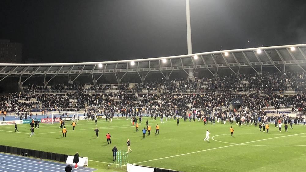 بالفيديو/ أعمال شغب في كأس فرنسا.. مباراة "باريس إف سي" وليون تشهد شجارا بين الجماهير عن طريق رمي "الشهب الاصطناعية"