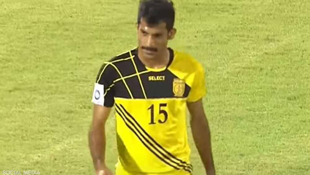 في حادث "مأساوي".. وفاة لاعب عماني بعد سقوطه أثناء فترة الإحماء