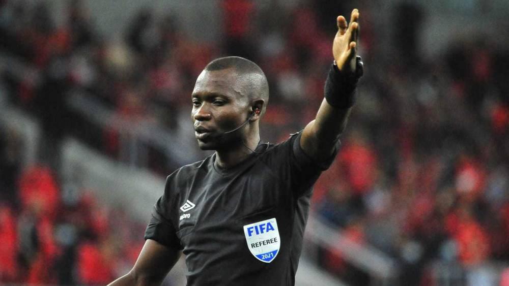 خبير تحكيمي مصري: "حكم مباراة الرجاء والأهلي شخصيته ضعيفة"