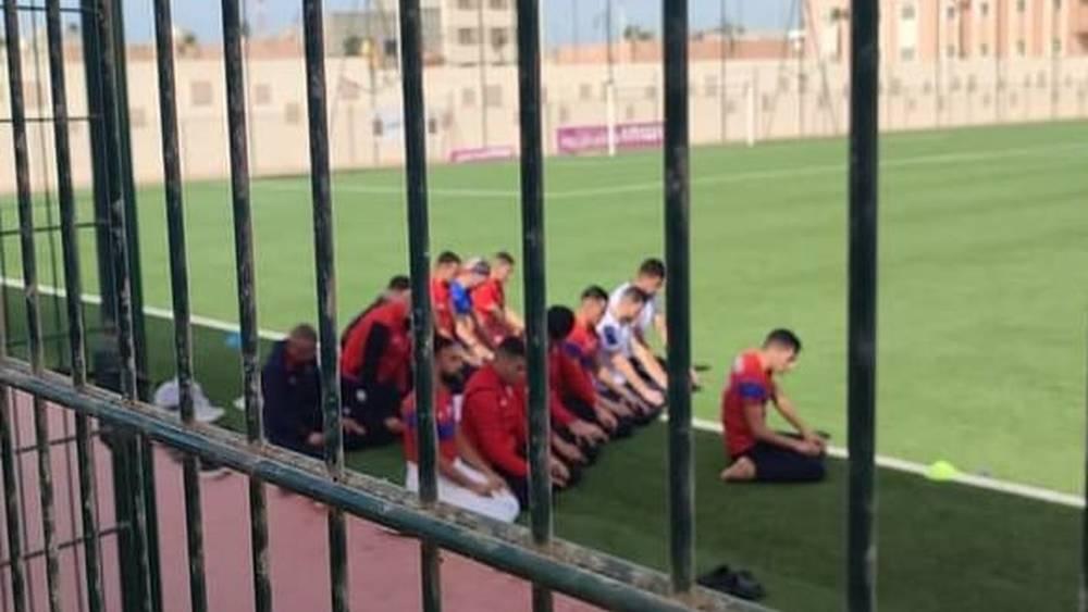 صورة.. لاعبو المغرب التطواني يؤدون صلاتهم على أرضية الملعب قبل مباراة شباب المسيرة
