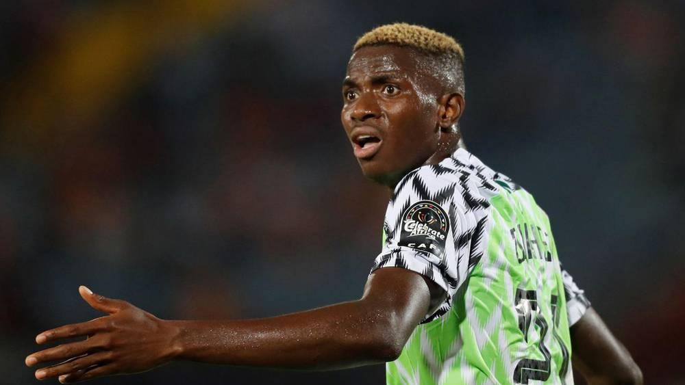 مدرب منتخب نيجيريا: "أوسيمين أخبرني أنه غير مستعد للمشاركة في كأس أمم أفريقيا وطلب منّي استبعاده"