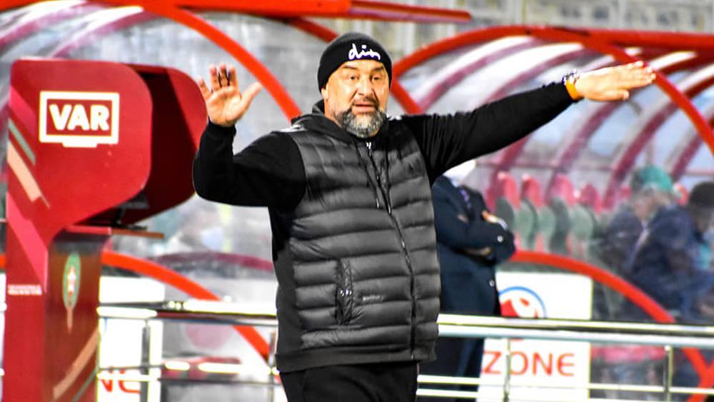 جماهير الدفاع الجديدي تُسائل إدارة ناديها حول تعثُّرها في إعادة بنشيخة إلى المغرب