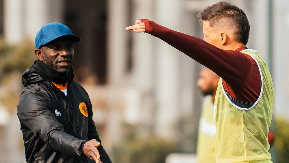 مدرب نهضة بركان إيبينغي: "قرعة دور المجموعات لكأس الكونفدرالية وضعتنا ضد 3 خصوم أقوياء"