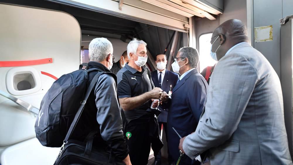 سفير المغرب في الكاميرون يستقبل بعثة المنتخب الوطني بعد وصولها إلى ياوندي