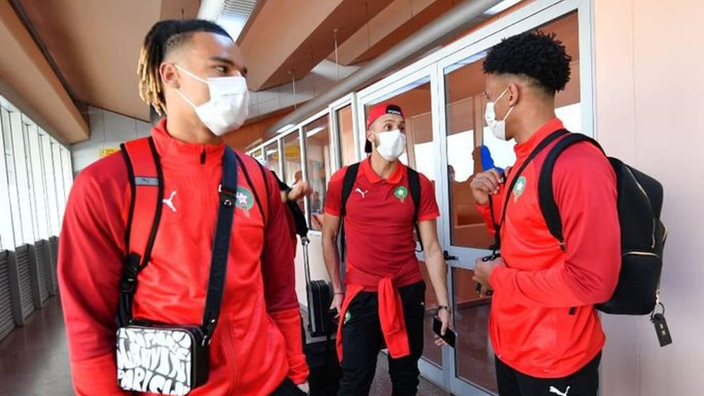 مجلة "سوفوت" الفرنسية: "المنتخب المغربي حَمِل معه 5 أطنان من المُعِدّات ومؤونة الغذاء وكذلك أفرشة للنوم إلى الكاميرون"