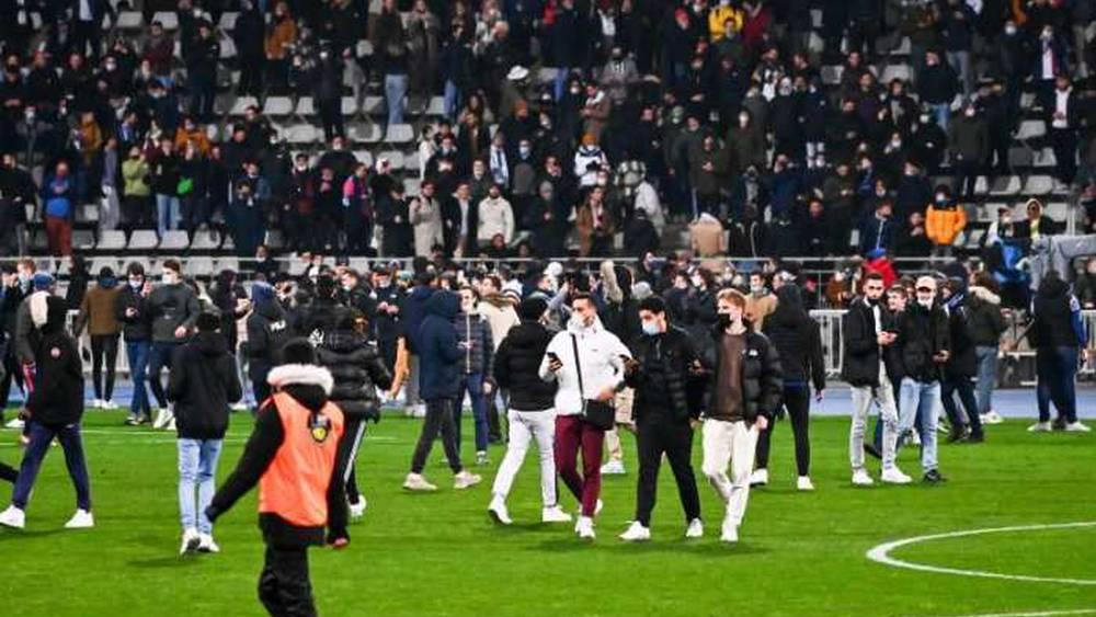 Foot: privé de son stade, le Paris FC fait appel après les incidents contre l'OL